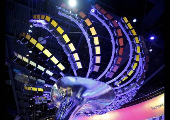 AP - Las empresas se la juegan toda para mostrar imponentes exhibiciones.