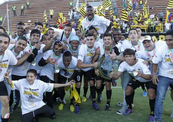Hern&#225;n Vanegas - Campe&#243;n, Alianza campe&#243;n, entonaban los hinchas y familiares de los futbolistas desde las tribunas, mientras ellos levantaban los brazos y exhib&#237;an el trofeo.