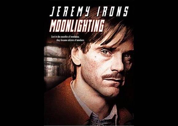 Moonlighting - Trabajo clandestino (Alemania / Reino Unido, 1982) - Una par&#225;bola sobre la solidaridad en la que tres obreros polacos son contratados en Londres por un compatriota rico. Como desconocen el idioma, ignoran todo lo que est&#225; sucediendo en su pa&#237;s. Manipulados por quien les controla la informaci&#243;n, solo trabajan duro y malviven.
