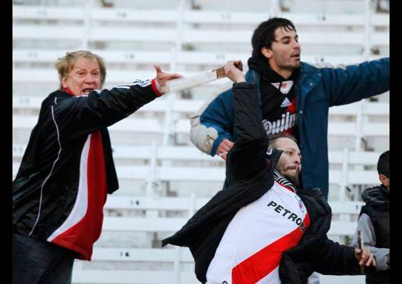 Reuters - El partido finalizó 30 segundos antes del tiempo estipulado por el árbitro Sergio Pezzotta, debido a varios incidentes en las tribunas.