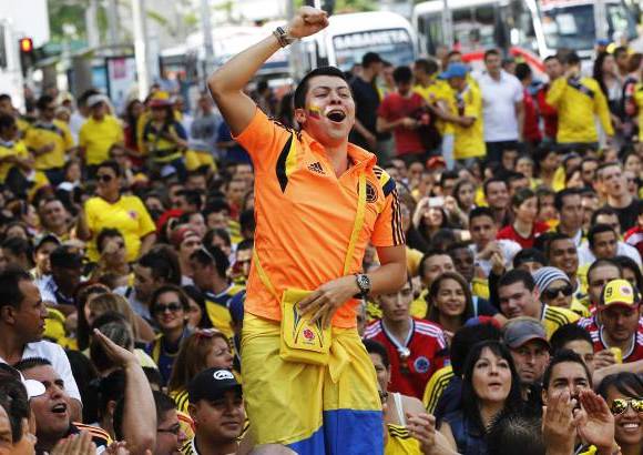 FOTO JAIME P&#201;REZ - A miles de kil&#243;metros del Maracan&#225; los aficionados de Colombia festejaron el hist&#243;rico triunfo ante Uruguay y la clasificaci&#243;n de la Selecci&#243;n, por primera vez, a unos cuartos de final en la Copa del Mundo.