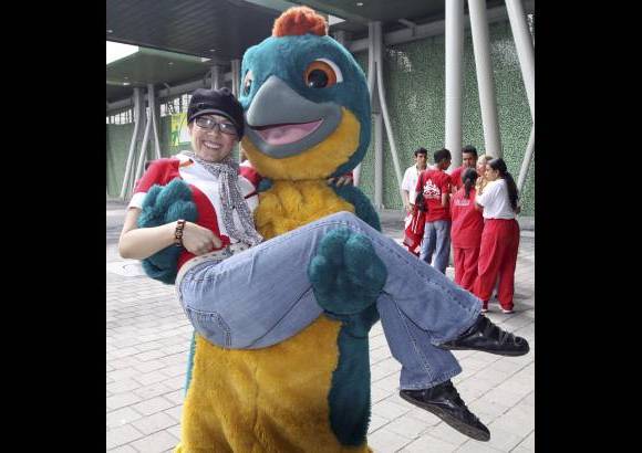- Con la mascota de los Juegos Suramericanos 2010.