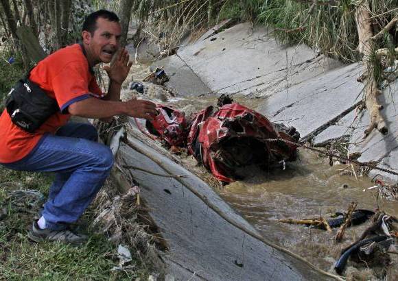 Henry Agudelo - Para cancelar la matr&#237;cula en el Tr&#225;nsito, a Merceditas y a su hijo Daniel les toc&#243; contratar gr&#250;a para sacar lo poco que quedaba de su veh&#237;culo Mazda, que fue arrastrado por la fuerte corriente de la quebrada, en el sector de Bel&#233;n Las Violetas, el pasado domingo.