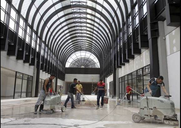 Foto R&#243;binson S&#225;enz - Para este mi&#233;rcoles debe estar en servicio el hall de abordaje, una vez se termine de brillar el piso.