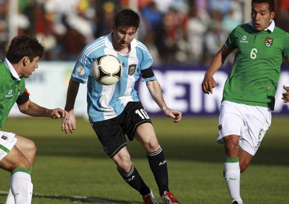 AP - Argentina fue de menos a m&#225;s con Messi como el motor de su equipo. Ever Banega marc&#243; el gol del empate.