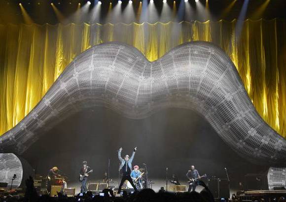 Foto Reuters - Sin embargo, no fue todo para la m&#250;sica ardiente de la banda. Un invitado relumbrante, Taylor, anim&#243; el concierto cuando toc&#243; la primera guitarra en una versi&#243;n sorprendentemente larga del tema ominoso Midnight Rambler.