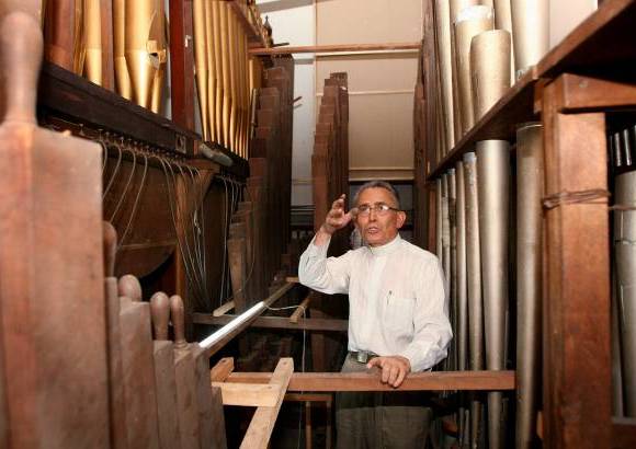 Juan Antonio S&#225;nchez - El &#243;rgano de la iglesia San Jos&#233; tiene 2.600 flautas y, como pocos, cuenta con dos registros de voces humanas.