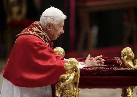 Foto Reuters - Benedicto XVI dio a los nuevos cardenales sus anillos y el tradicional birrete rojo. Recordó que llevan vestiduras rojas porque deben estar preparados para defender la fe "hasta el derramamiento de su sangre".