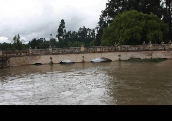- El desbordamiento del r&#237;o Bogot&#225; tambi&#233;n ocasion&#243; el cierre de la v&#237;a Ch&#237;a-Bogot&#225; a la altura del Puente del Com&#250;n, lo que genera represamientos y trancones en esta carretera de gran afluencia de veh&#237;culos.