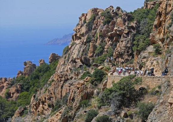 AP - Monta&#241;as que se confunden con el paisaje en el descenso hacia el nivel del mar en C&#243;rcega.