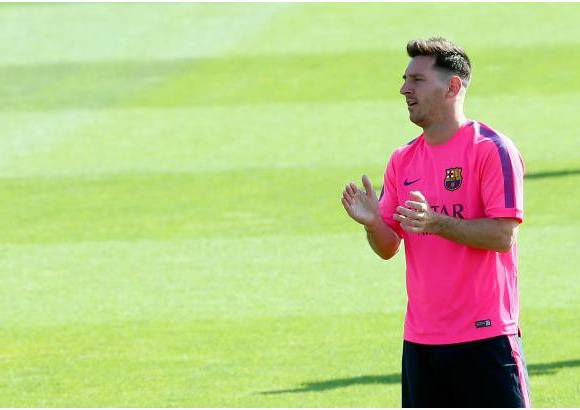 Reuters - El retorno de Lionel Messi a los entrenamientos del Barcelona, tras agotar sus vacaciones, despertó la curiosidad entre los seguidores del jugador en las redes sociales sobre todo por el nuevo look que luce el futbolista argentino.
