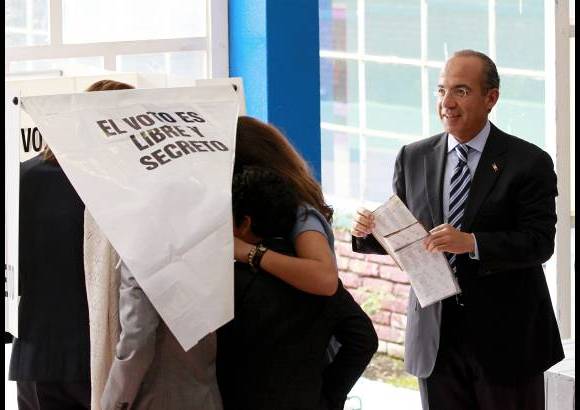 Reuters - El presidente mexicano, Felipe Calder&#243;n ejerci&#243; su derecho al voto en dos centros en la capital de M&#233;xico, en el primero para los cargos federales y en el segundo para los comicios locales.