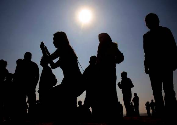 AP - Un eclipse solar parcial dio al bienvenida al nuevo a&#241;o.