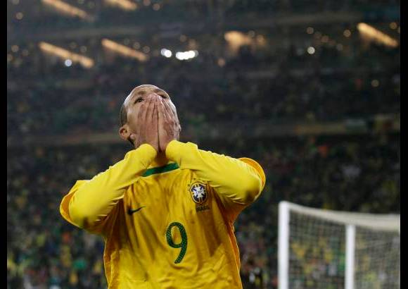 AP - Luis Fabiano anot&#243; sus dos primeros goles en la Copa del Mundo.