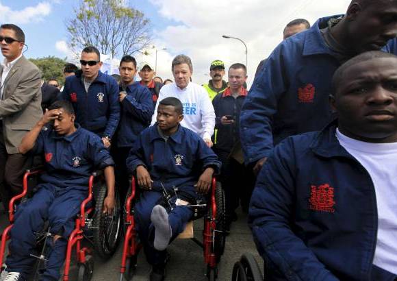 Colprensa - El presidente Juan Manuel Santos llevó a uno de los militares víctimas de las minas.
