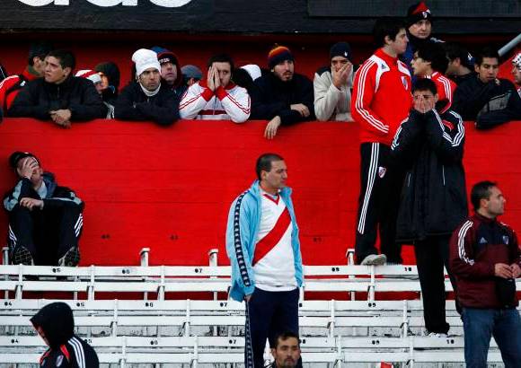 Reuters - El descenso es la peor humillación de River en una historia en la que embolsó 33 títulos nacionales, 10 más que el escolta y archienemigo Boca Juniors, además de dos Copas Libertadores y una Copa Intercontinental, equivalente ahora al Mundial de clubes.