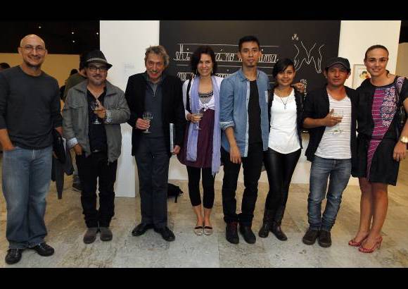 Fotos JAIME P&#201;REZ - Los artistas Mauricio Esquivel, Walter Iraheta, Carmen Trigueros, Danny Zabaleta, Melissa Guevara y Ronald Mor&#225;n, acompa&#241;ados de Alberto Sierra (tercero de izquierda a derecha) y Manuela Vel&#225;zquez (primera a la derecha).
