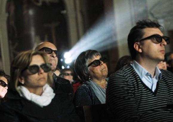 FOTO REUTERS - En las salas de cine del mundo, los feligreses pudieron seguir la ceremonia en tecnología 3D.