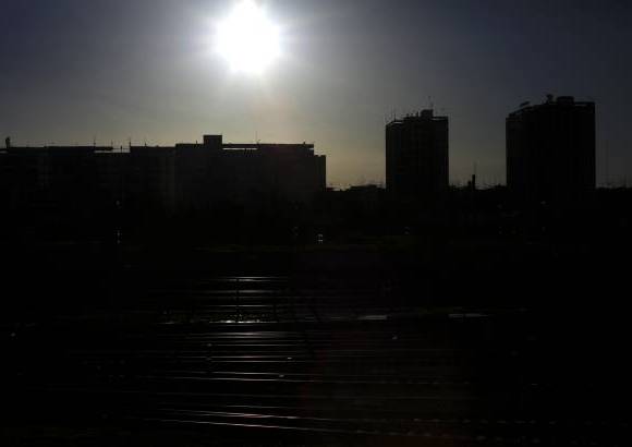 Foto Reuters - Los espectadores expresaron exclamaciones y aplaudieron encantados cuando la Luna pas&#243; entre el Sol y la Tierra, y dej&#243; sumido en una s&#250;bita oscuridad una franja en el noreste del continente.
