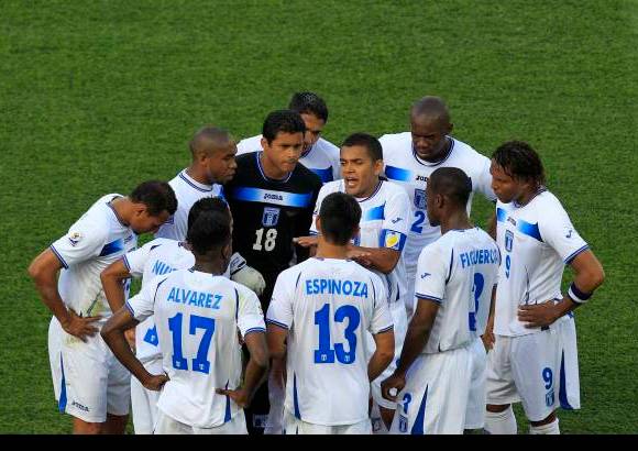 Reuters - Las últimas palabras antes del arranque del compromiso entre los jugadores hondureños.