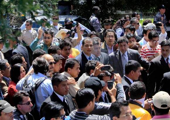 Reuters - Correa coment&#243; que se analiza &quot;muy seriamente&quot; la posibilidad de aplicar la llamada muerte cruzada por la que puede disolver el Parlamento y llamar a elecciones presidenciales anticipadas.