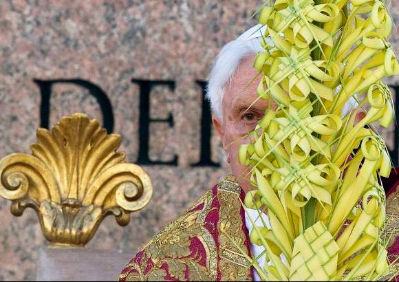 Reuters - Miles de personas asistieron en la plaza de San Pedro del Vaticano a la procesi&#243;n de las Palmas del Domingo de Ramos.