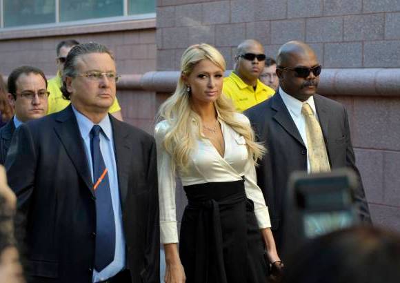 AP - Hilton brevemente enfrent&#243; un cargo de posesi&#243;n de marihuana en julio tras un partido del Mundial de f&#250;tbol en Sud&#225;frica, pero el caso en su contra fue retirado luego que una mujer que estaba con ella se declar&#243; culpable de llevar la droga ilegal.