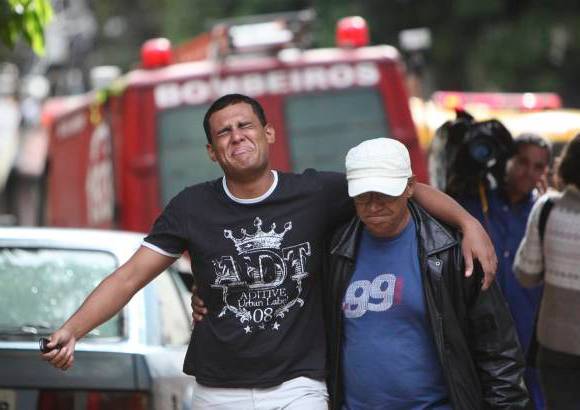 AP - Los bomberos brasile&#241;os reiniciaron la b&#250;squeda de v&#237;ctimas de las lluvias que castigan al Estado de R&#237;o de Janeiro desde el lunes pasado.