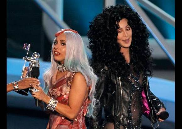 Reuters - Cher, una diva de otra época, le entregó el premio a Gaga. Subrayó que mientras Lady Gaga "era todavía una bebé", ella tuvo su turno de asombrar a las audiencias.