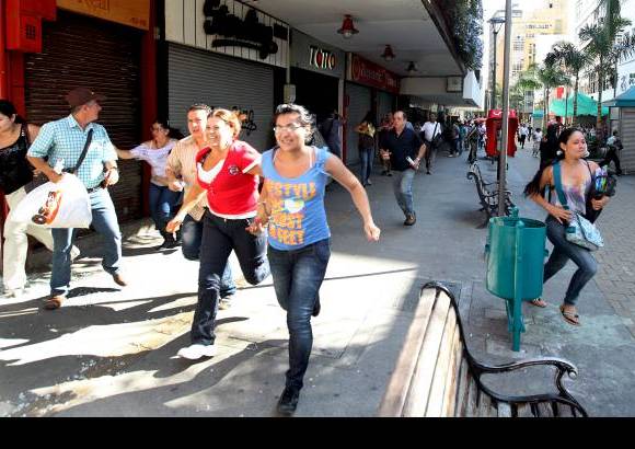 Jaime P&#233;rez - Desde la Avenida Oriental hasta Carabobo se registraron des&#243;rdenes. La gente que se encontraba en el centro tuvo que huir de las manifestaciones.
