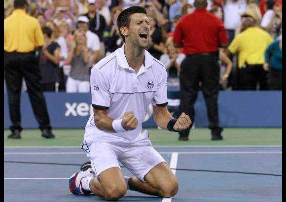 Reuters - Novak Djokovic, de Serbia, celebra después de derrotar a Rafael Nadal de España en la final de tenis masculina del Abierto de Estados Unidos. Se convirtió en el número 1 del mundo.