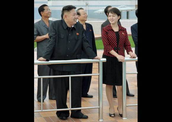 Reuters - Sin embargo, la prensa estatal norcoreana dijo que la mujer se llama Ri Sol-ju, sin ofrecer detalles. Ahora no queda claro cuando contrajeron matrimonio.