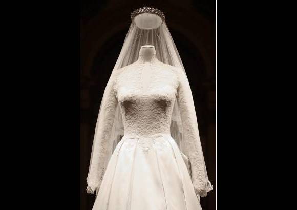 AP - El traje creado por Sarah Burton para el enlace de Catalina con el pr&#237;ncipe Guillermo de Inglaterra se exhibir&#225;, por primera vez, desde ma&#241;ana en los salones de la residencia real, junto a los pendientes, una reproducci&#243;n en pl&#225;stico del ramo de flores, los zapatos que calz&#243; la sonriente duquesa de Cambridge y el pastel de boda original.