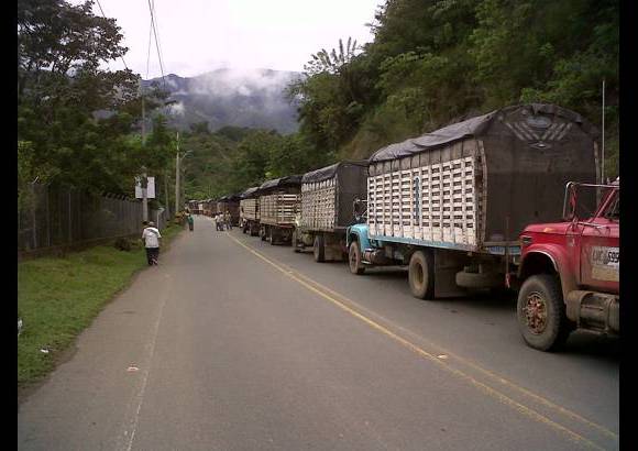 Juan Felipe Quintero - Por lo menos 3.400 veh&#237;culos se quedaron represados en la v&#237;a a San Jer&#243;nimo por derrumbes en la carretera.