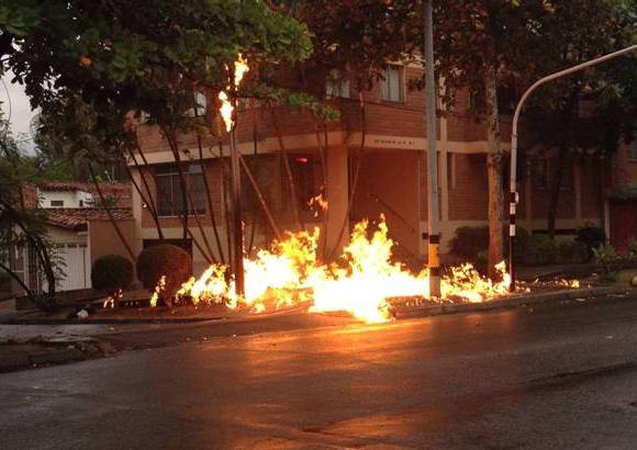 FOTO CORTES&#205;A CARLOS A. CORREDOR L. - Las unidades de Bomberos que atendieron el caso controlaron el incendio que gener&#243; congesti&#243;n durante algunos minutos en el sector.