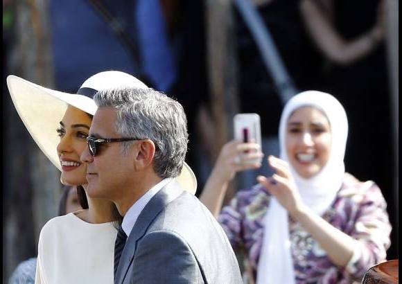Reuters - Adem&#225;s de los periodistas y fot&#243;grafos, turistas y curiosos aguardaron durante horas la salida de la pareja de reci&#233;n casados.