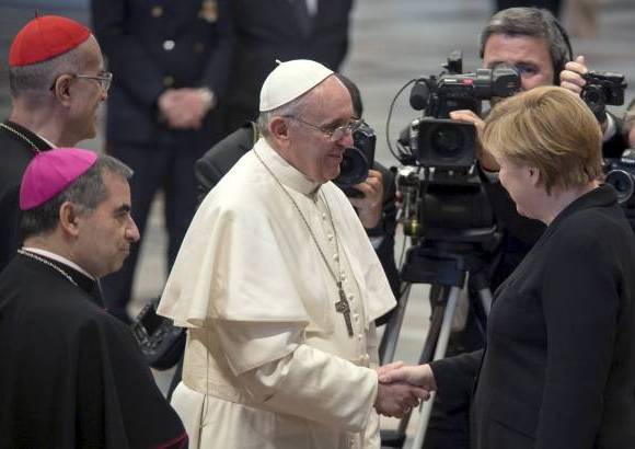 Reuters - La canciller alemana Angela Merkel saluda al Papa Francisco