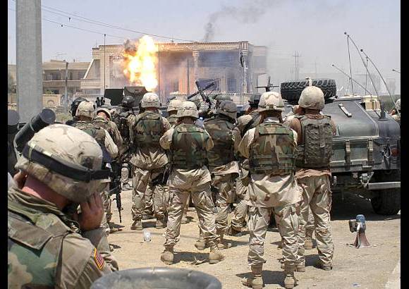 AP - Edificio impactado por un misil lanzado por el ej&#233;rcito norteamericano el 21 de julio de 2003.