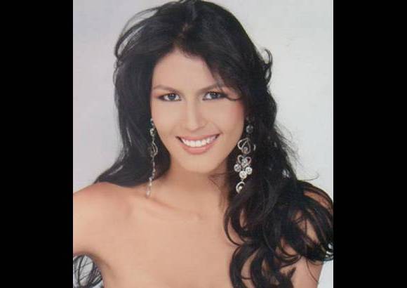 Cortes&#237;a Concurso Nacional de Belleza - Lizeth naci&#243; en Florencia el 16 de febrero de 1991 y tiene 20 a&#241;os. Sus medidas son: 87-64-95. Mide 1.77 metros. Sus ojos son negros, cabello negro y piel trigue&#241;a. Cursa sexto semestre de Derecho en la Fundaci&#243;n Universitaria San Mart&#237;n en Bogot&#225;. Es hija de Usmel Mendieta (fallecido) y Bellaned Villanueva.
