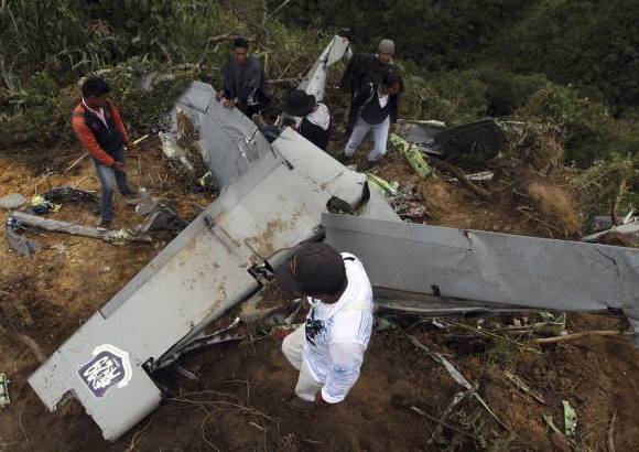 Manuel Saldarriaga, enviado especial - Las comunidad es testigo diario de los enfrentamientos entre las Farc y las Fuerzas Militares. Observan la aeronave destruida.