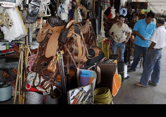 Foto Donaldo Zuluaga - La vida sigue en una Feria de Ganados que parece por momentos una finca enclavada en el norte de Medell&#237;n.