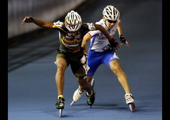 Jaime P&#233;rez - En un costado del circuito, el sol quema y sonroja la piel. En la otra, los charcos hacen que se multipliquen las ca&#237;das. As&#237; de diverso como el clima de Guarne es la belleza de su Mundial de patinaje de carreras. Los dos extremos en la pista. Boris Pe&#241;a, s&#237;mbolo de la tenacidad. Cay&#243; en la carrera, pero luego termin&#243; con el oro.