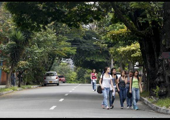 Jaime Pérez - El paso de rutas de buses y el alto tráfico atentan contra la movilidad del barrio.