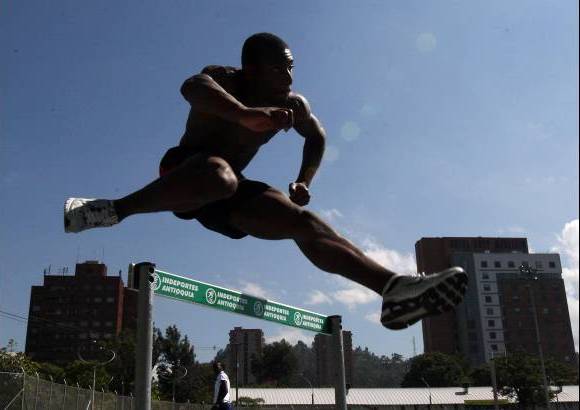 Jaime P&#233;rez - Una de las doce finales que tendr&#225; este viernes el Suramericano Juvenil de atletismo ser&#225; la de los 110 metros con vallas, en la que estar&#225; el bogotano Carlos Pino, uno de los mejores prospectos en el deporte base en el pa&#237;s.