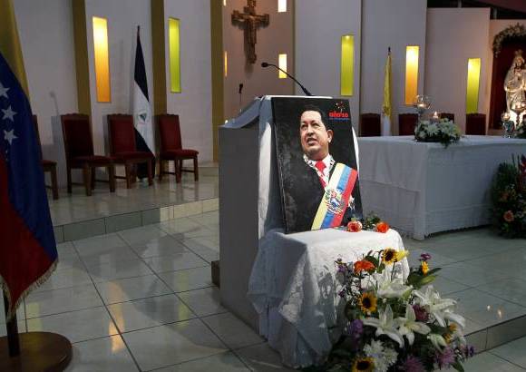 Reuters - El Gobierno está dando cada vez más señales de que el popular líder socialista de 58 años, que fue operado en La Habana, podría no llegar a asumir el 10 de enero el nuevo mandato de seis años que ganó en las elecciones de octubre tras forzar al máximo su debilitado cuerpo.