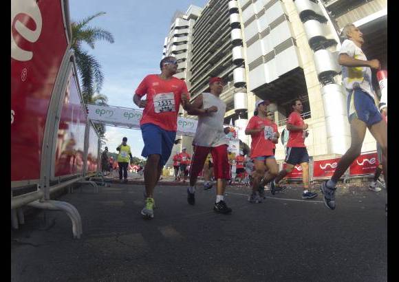 Esteban Jaramillo y Sebastián Salazar - Más de 10 mil competidores se dieron cita en esta histórica cita deportiva que se corría en las modalidades de 5, 10, 21 y 42 kilómetros.
