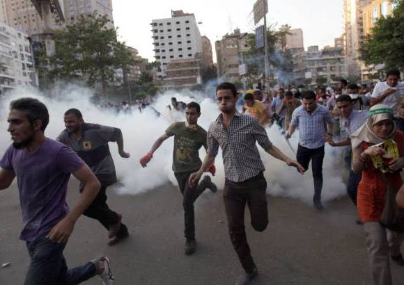 AP - Siguen los enfrentamientos en Egipto entre seguidores del derrocado presidente Mohammed Morsi y la polic&#237;a.