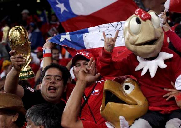 Reuters - Posesión, juego ofensivo y paciencia. La selección de Marcelo Bielsa demostró este lunes que un fútbol alegre es capaz de derribar cualquier muralla. Chile se impuso 1-0 a Suiza en el estadio Nelson Mandela Bay de Port Elizabeth y sumó su segunda victoria consecutiva en el Mundial.
