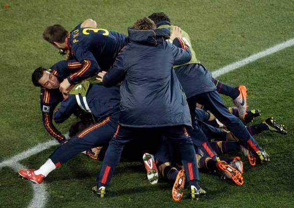 AP - Espa&#241;a rompi&#243; al fin el muro de los cuartos de final, que le hab&#237;a resultado hasta ahora infranqueable en los Mundiales, al vencer por 1-0 a Paraguay en el estadio Ellis Park de Johannesburgo en un partido que tuvo dos penaltis, uno por bando, y ninguno se convirti&#243;.