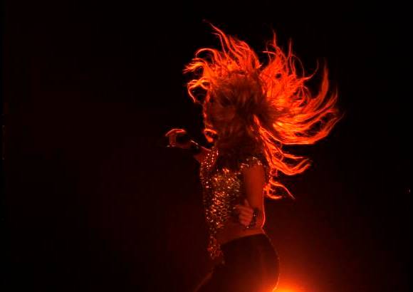 Reuters - La cantante colombiana Shakira par&#243; en Nueva York con su nueva gira, &quot;Sale el sol&quot;, un espect&#225;culo en el que mostr&#243; su lado m&#225;s polifac&#233;tico y con el que sedujo a un p&#250;blico que llen&#243; el Madison Square Garden hasta la bandera.